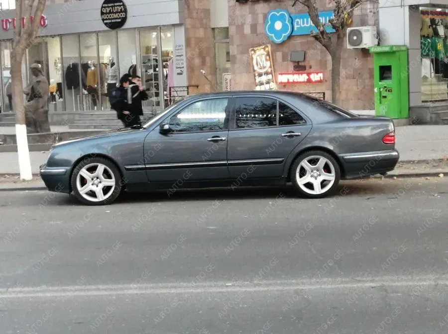 Mercedes-Benz E-240C 2001 — photo 2