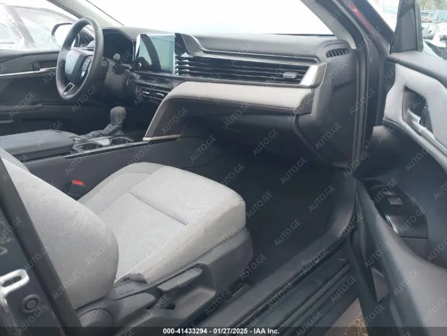 Toyota Camry 2025 — photo 2