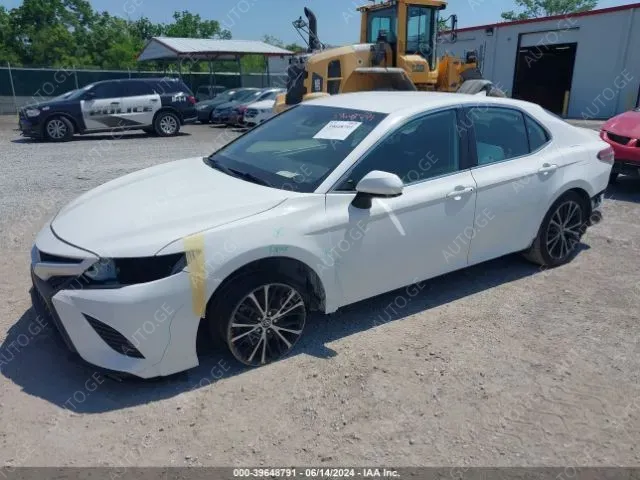 Toyota Camry 2019 — photo 2