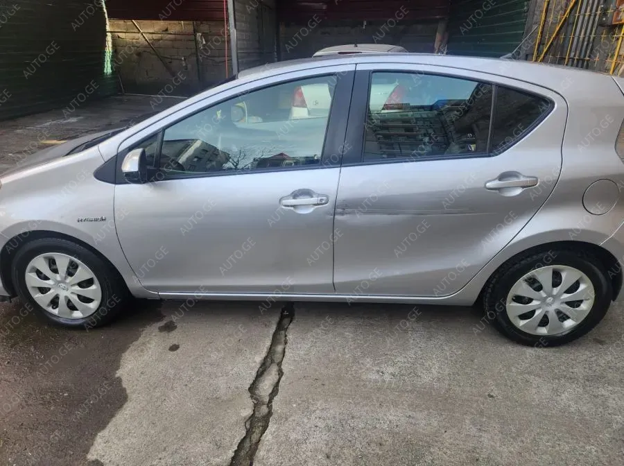 Toyota Prius C 2013 — photo 2