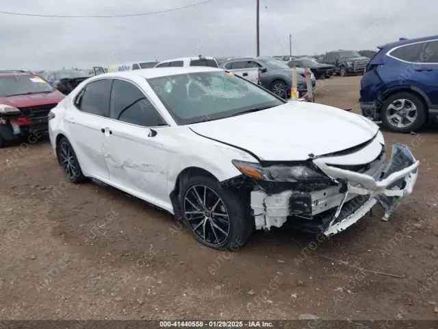 Toyota Camry 2021 — photo 2