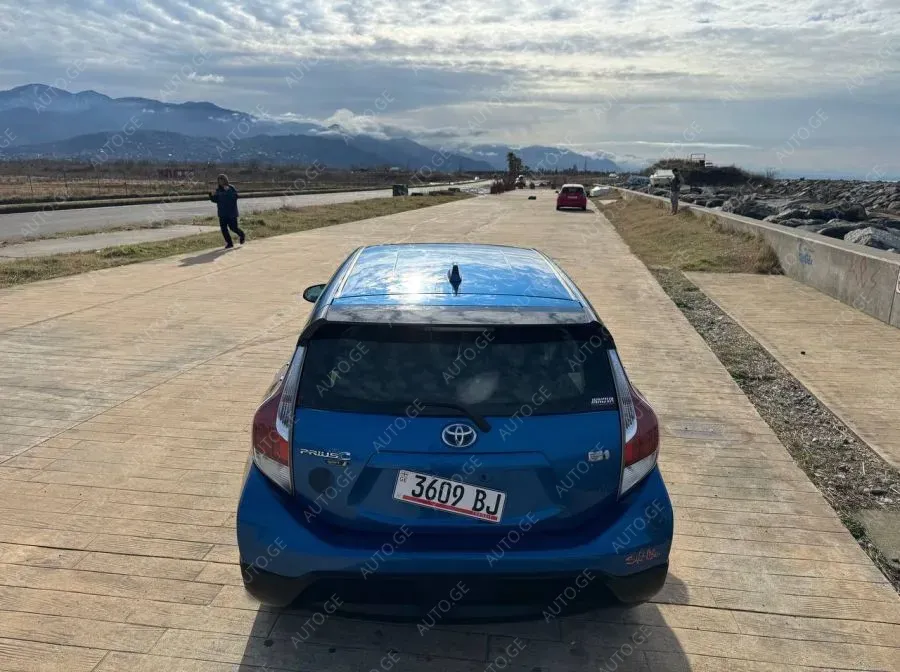 Toyota Prius C 2017 — photo 2