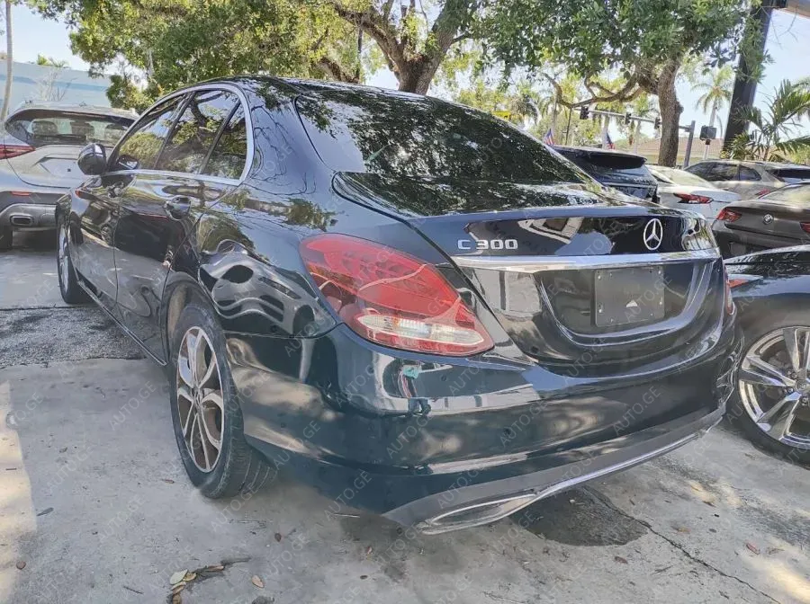 Mercedes-Benz C-300-Merc 2018 — photo 2