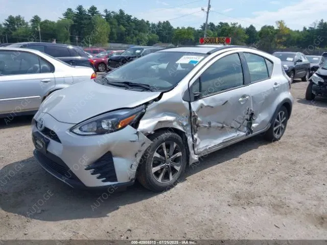 Toyota Prius C 2019 — photo 2