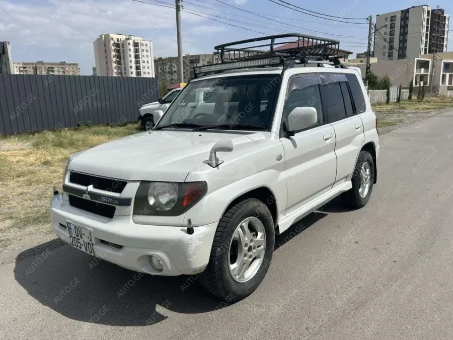 Mitsubishi Pajero-Io 2004 — photo 2