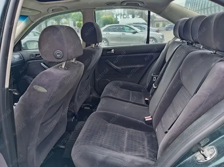 Volkswagen Jetta 2003 — photo 2