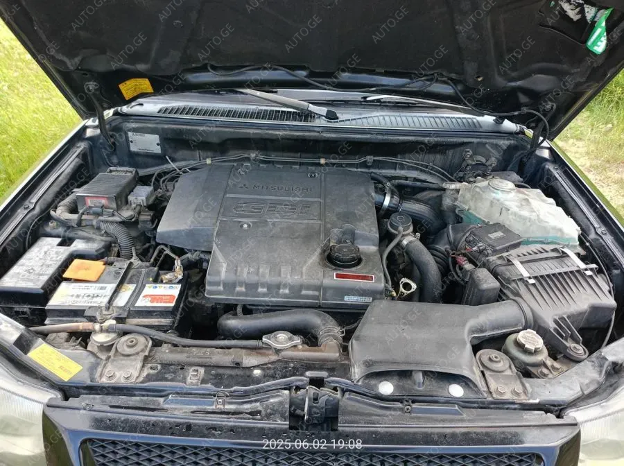 Mitsubishi Pajero-Io 2004 — photo 2
