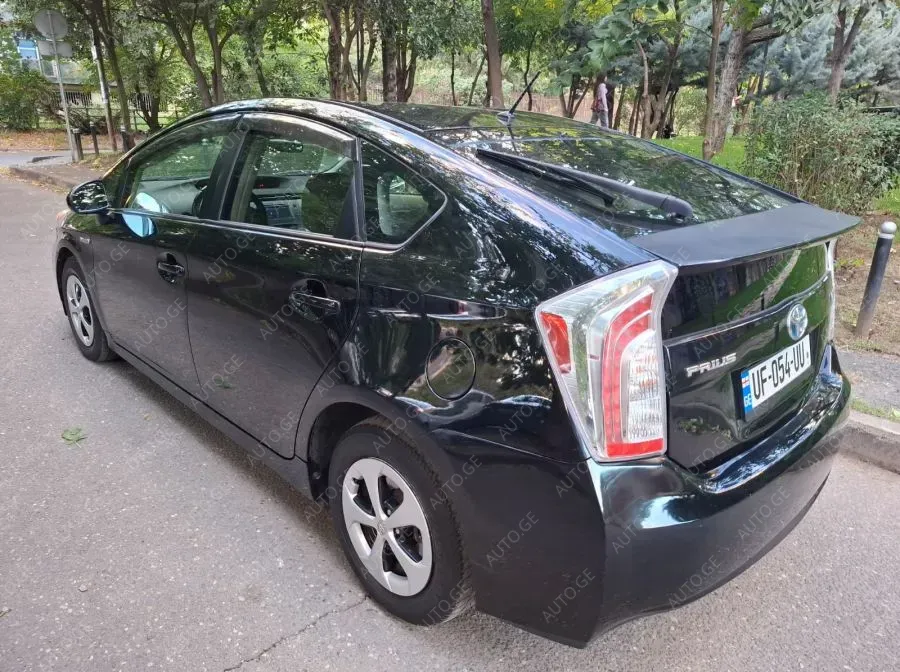 Toyota Prius 2013 — photo 2