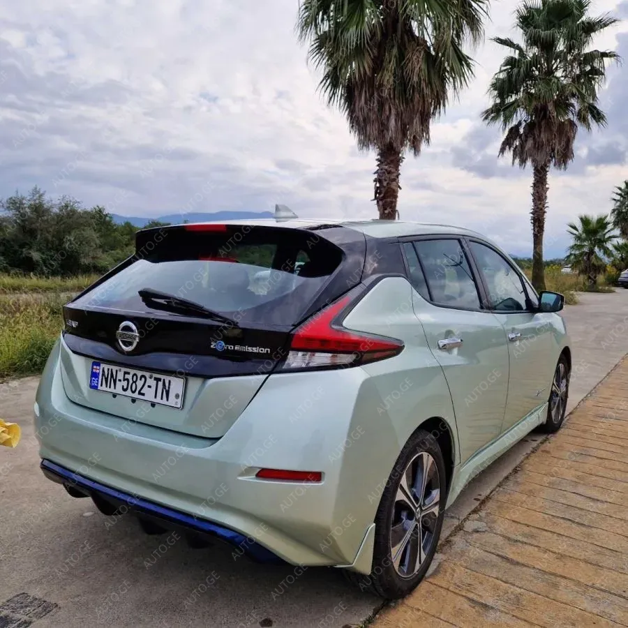 Nissan Leaf 2018 — photo 2