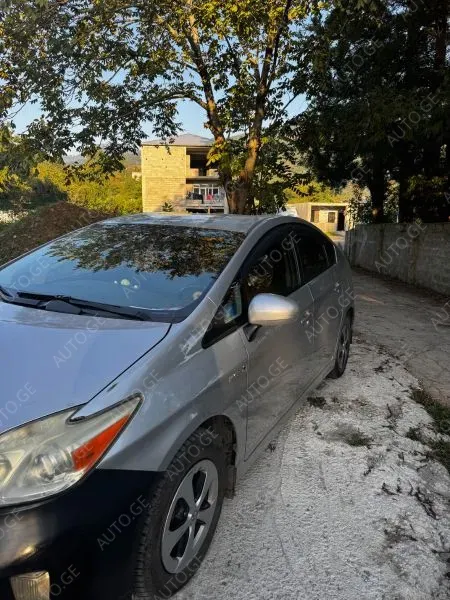 Toyota Prius 2013 — photo 2