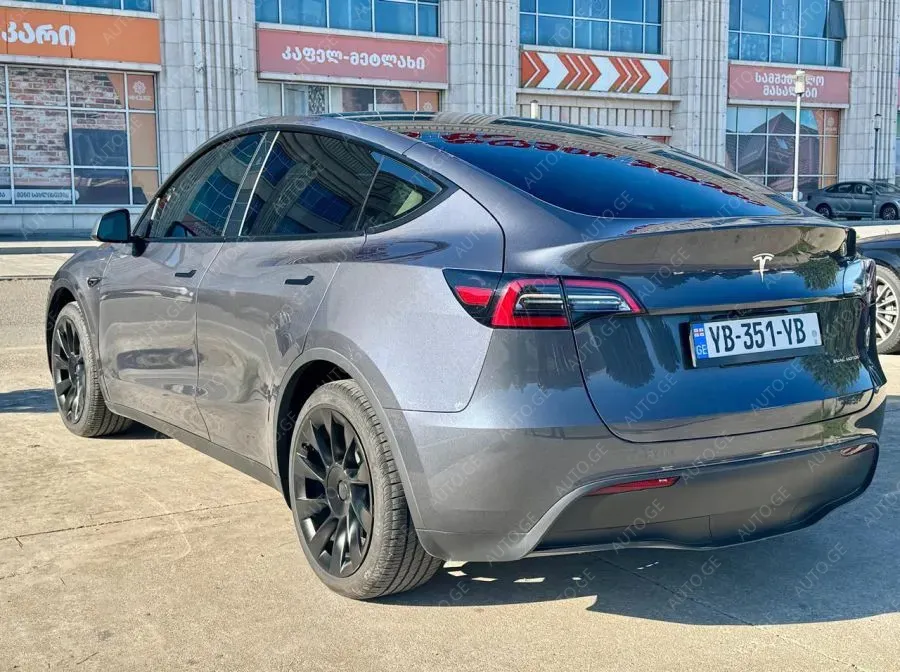 Tesla Model Y 2023 — photo 2