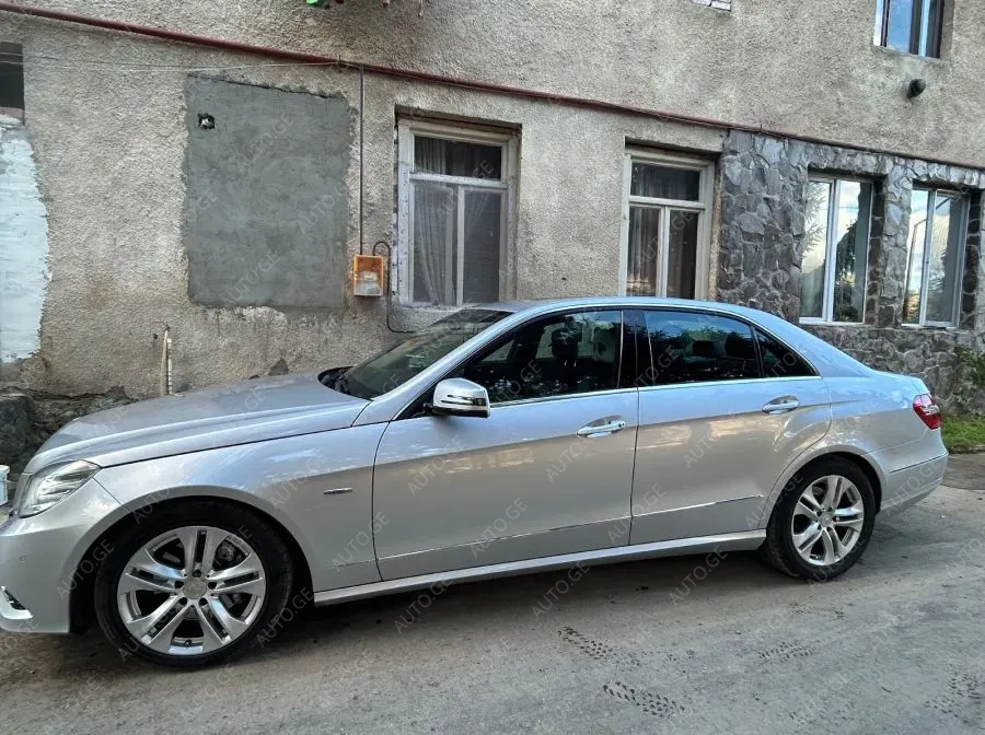 Mercedes-Benz E-300C 2011 — photo 2