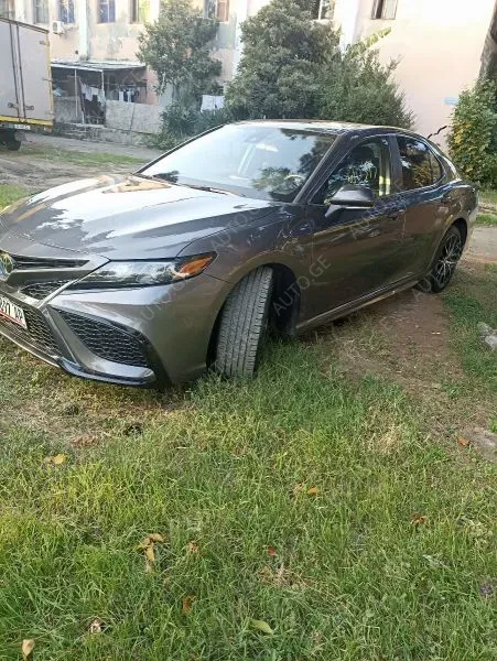 Toyota Camry 2022 — photo 2
