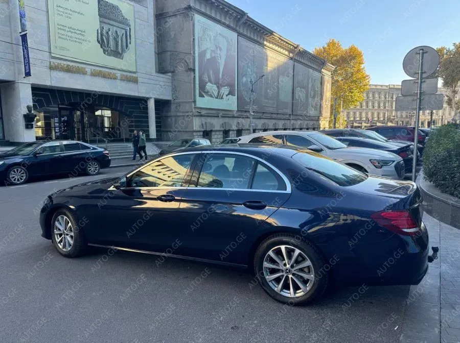 Mercedes-Benz E-220C 2020 — photo 2