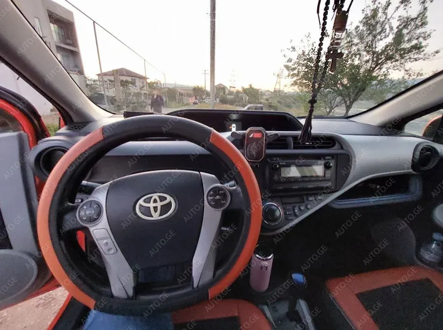 Toyota Prius C 2012 — photo 2