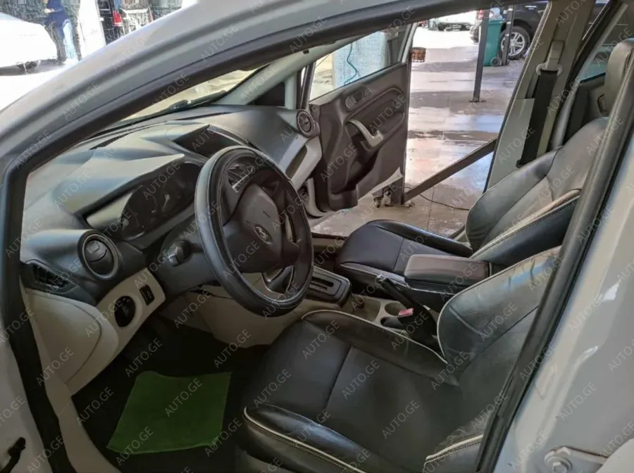 Ford Fiesta 2013 — photo 2
