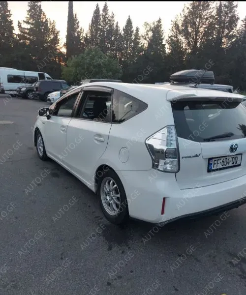 Toyota Prius V 2015 — photo 2