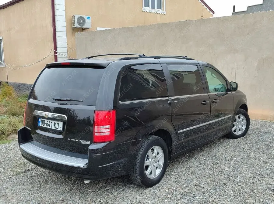 Chrysler Town-Country 2011 — photo 2
