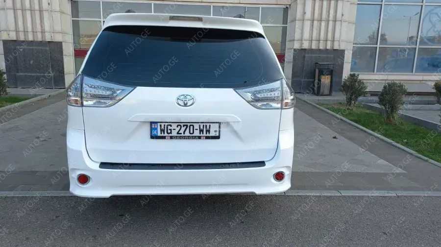 Toyota Sienna 2016 — photo 2