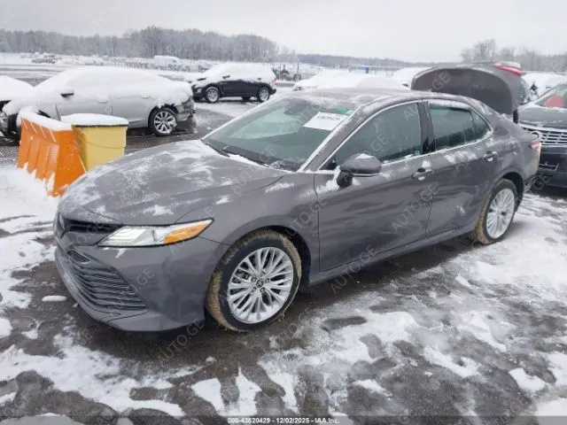 Toyota Camry 2020 — photo 2