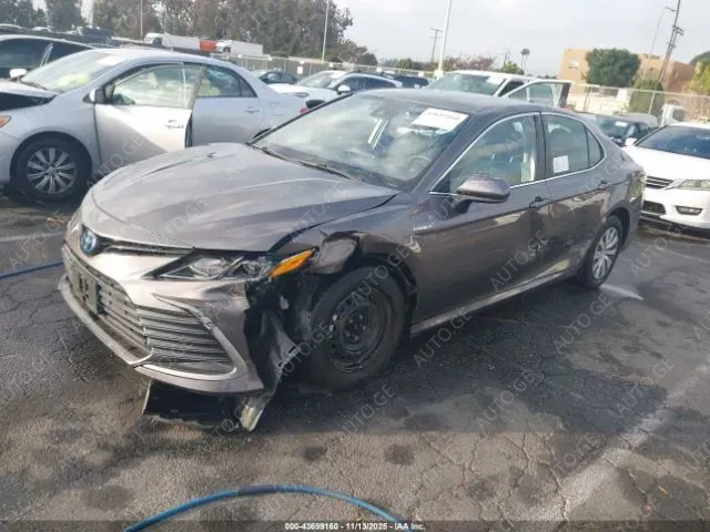 Toyota Camry 2021 — photo 2