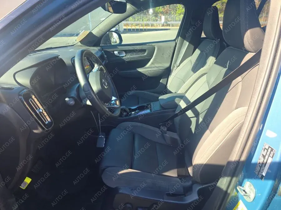 Volvo XC40 2024 — photo 2