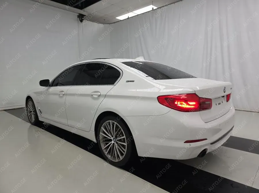 BMW 5 Series 2019 — photo 2