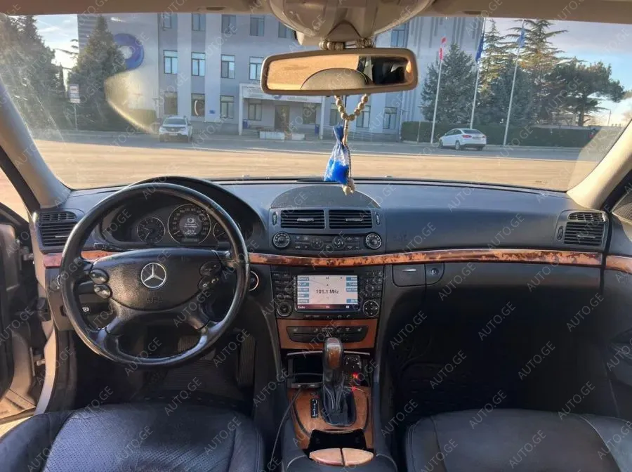 Mercedes-Benz E-Class 2006 — photo 2