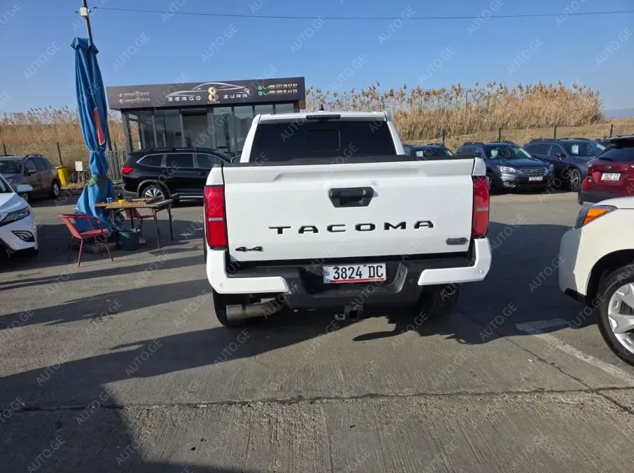 Toyota Tacoma 2024 — photo 2