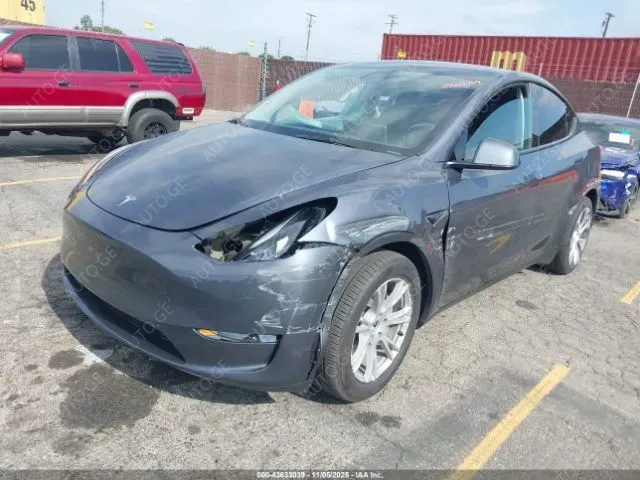Tesla Model Y 2023 — photo 2
