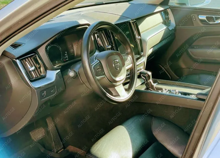 Volvo XC60 2019 — photo 2