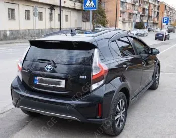 Toyota Prius C 2017 — photo 2