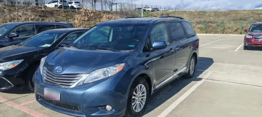 Toyota Sienna 2016 — photo 2