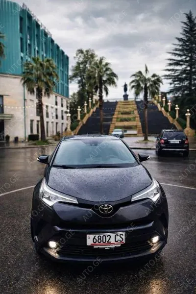 Toyota C-HR 2018 — photo 2