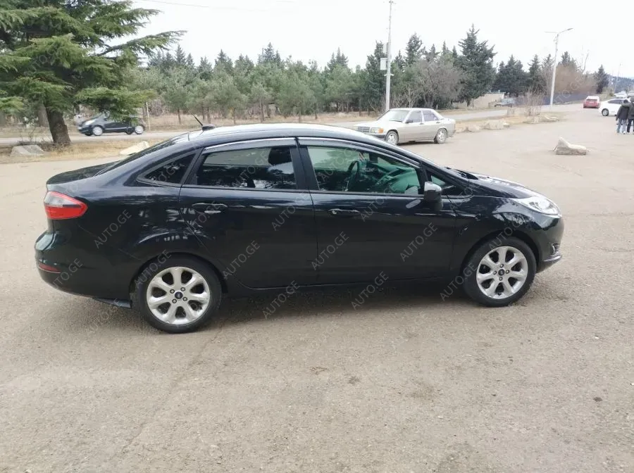 Ford Fiesta 2014 — photo 2