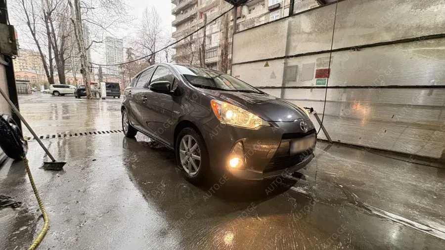 Toyota Prius C 2014 — photo 2