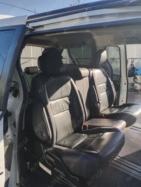 Toyota Sienna 2017 — photo 2
