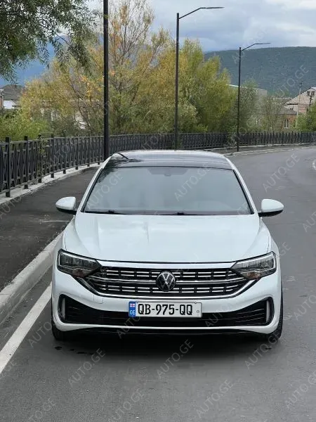 Volkswagen Jetta 2019 — photo 2