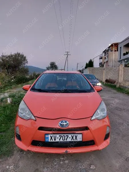 Toyota Prius C 2012 — photo 2