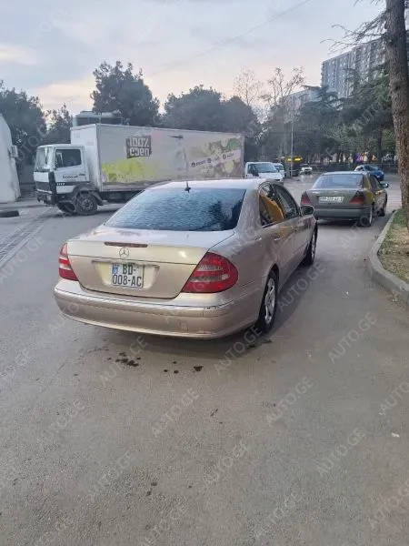 Mercedes-Benz E-210-Mercedes