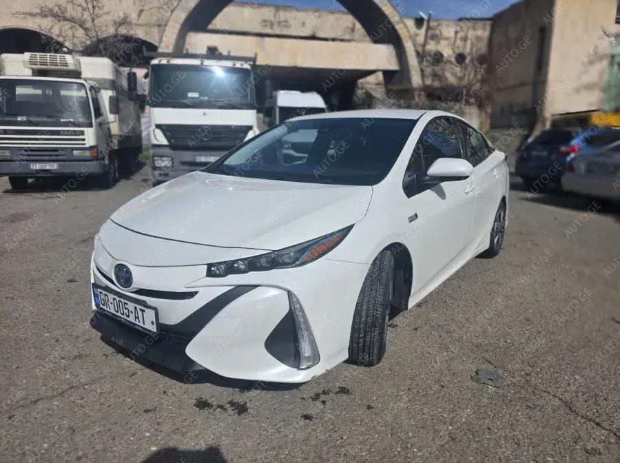 Toyota Prius Prime 2017 — photo 2