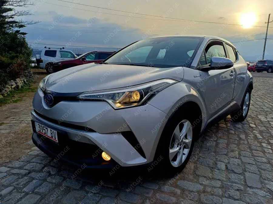 Toyota C-HR 2018 — photo 2