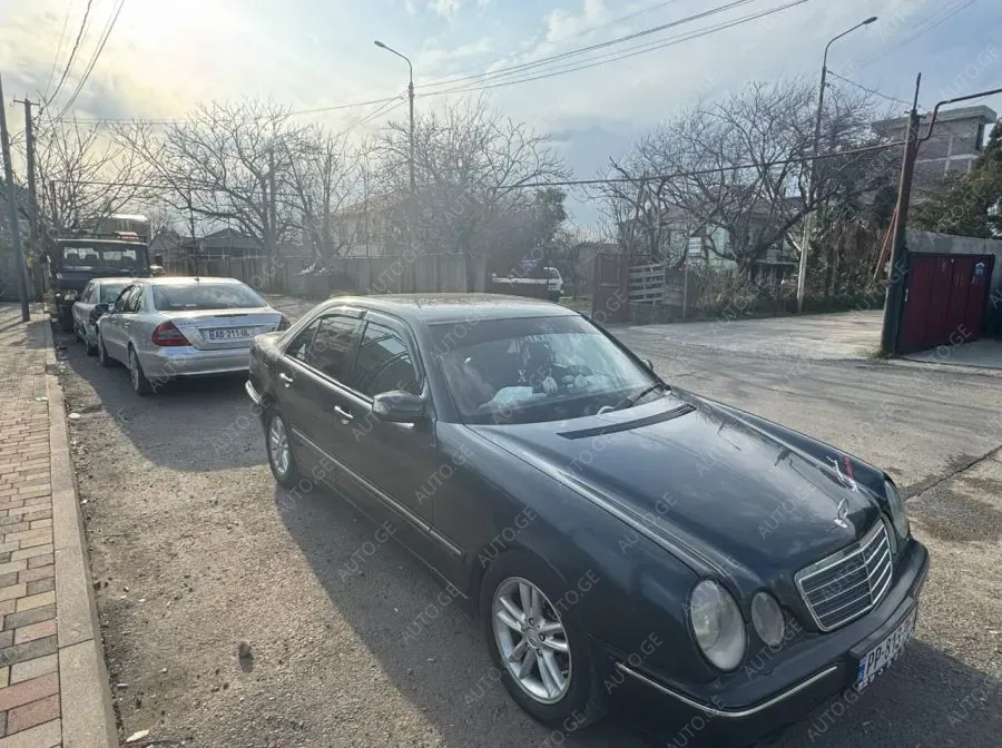 Mercedes-Benz E-210-Mercedes 2000 — photo 2
