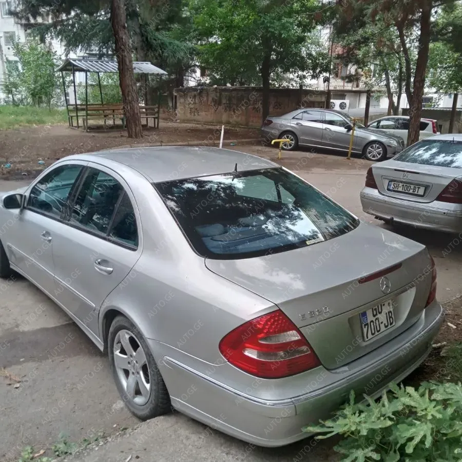 Mercedes-Benz E-320C 2002 — photo 2