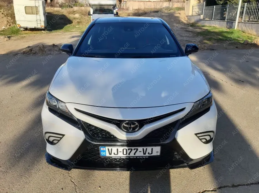 Toyota Camry 2021 — photo 2