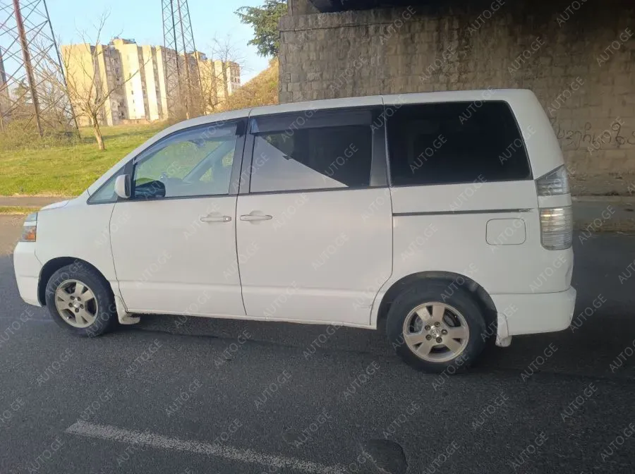 Toyota Voxy 2005 — photo 2