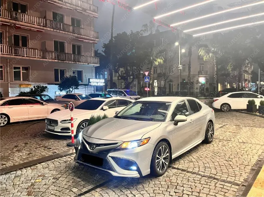Toyota Camry 2018 — photo 2