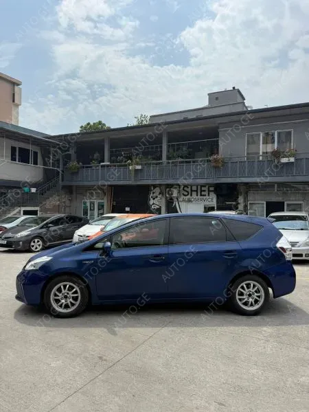 Toyota Prius V 2014 — photo 2