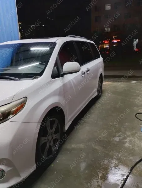Toyota Sienna 2017 — photo 2