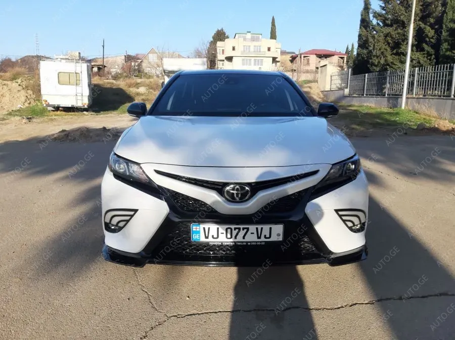 Toyota Camry 2021 — photo 2
